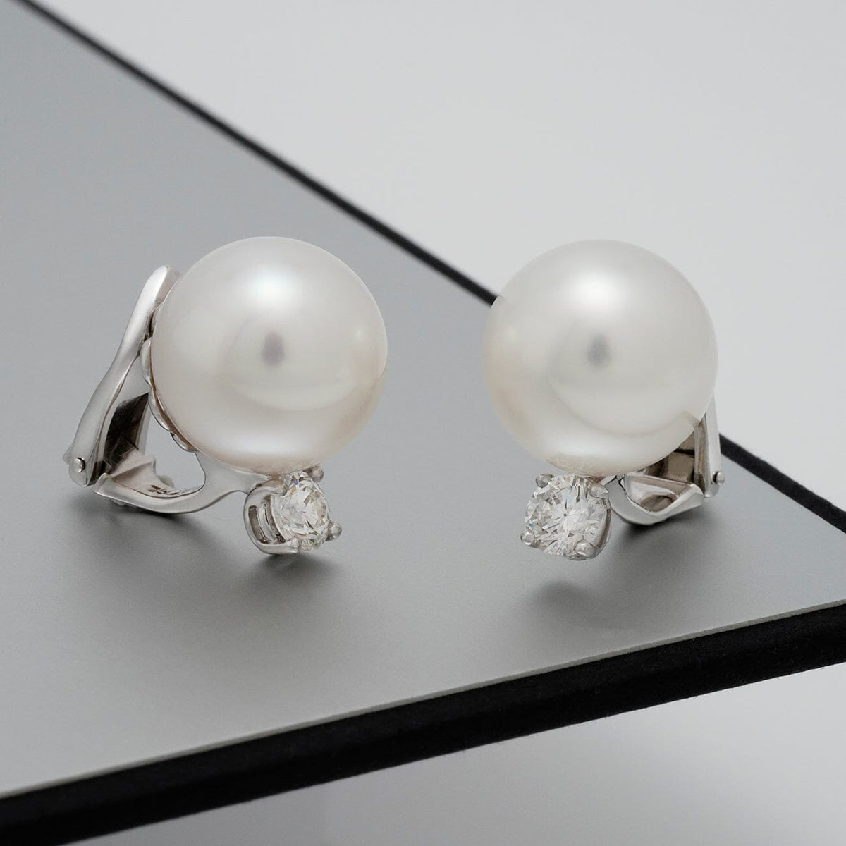 White South Sea pearl and diamond clip earrings
13.5 × 13.5 mm round pearls · 18K white gold · 2 diamonds (0.83 ctw) · clip backs