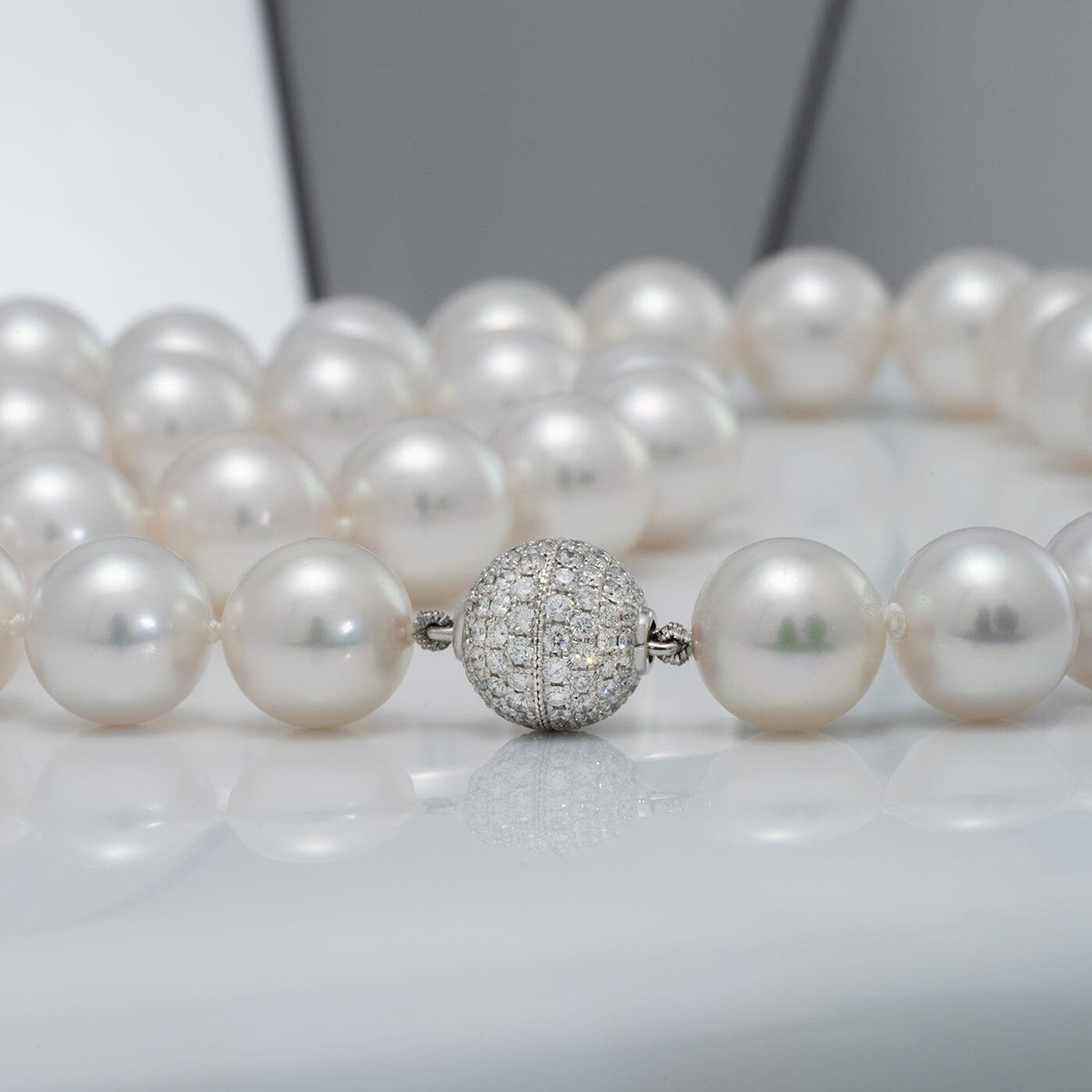 18K white gold diamond ball clasp (126 diamonds, 1.07 ctw)