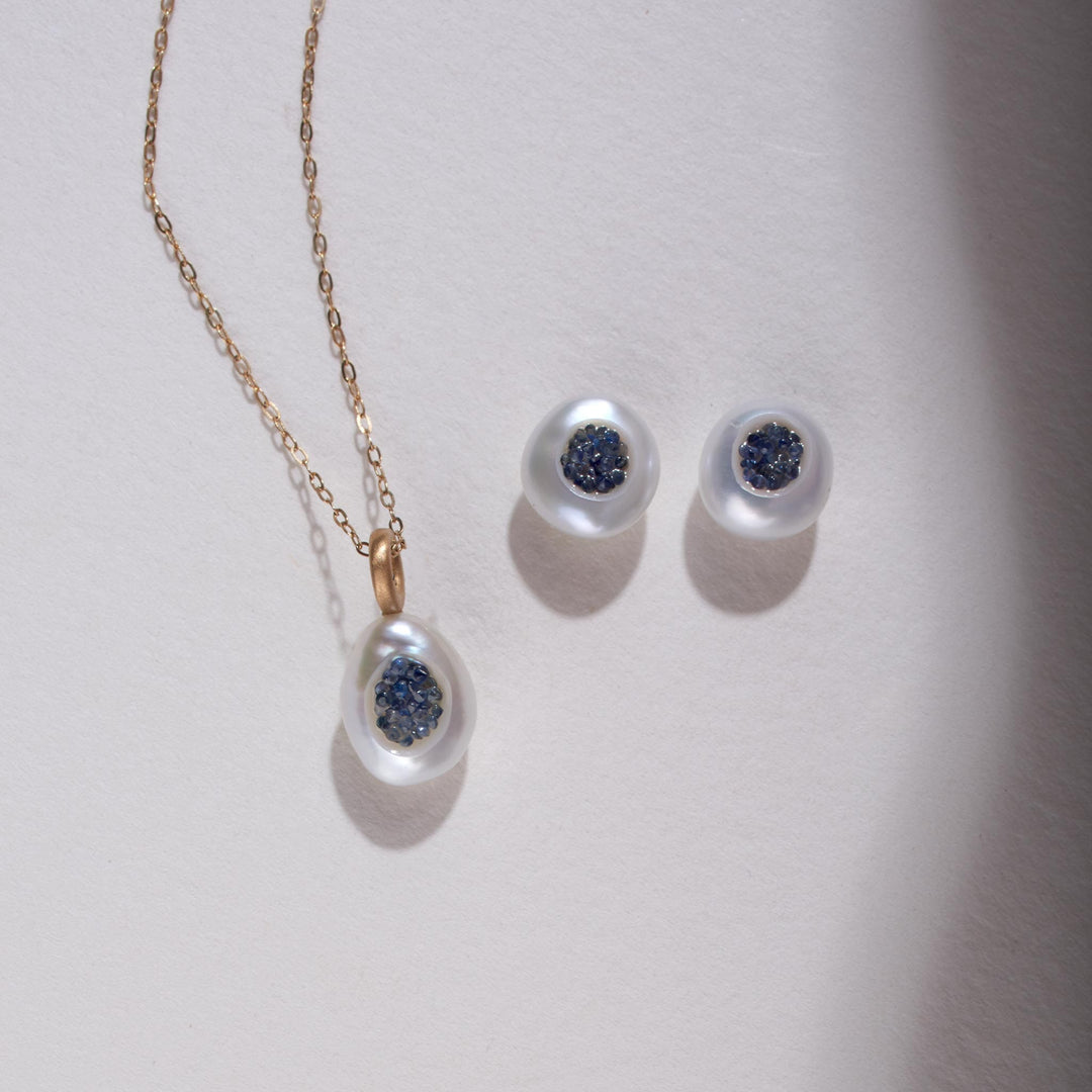 Piccolo Finestrino Collection Freshwater Pearl Pendant and Stud Earrings Set with Blue Sapphire