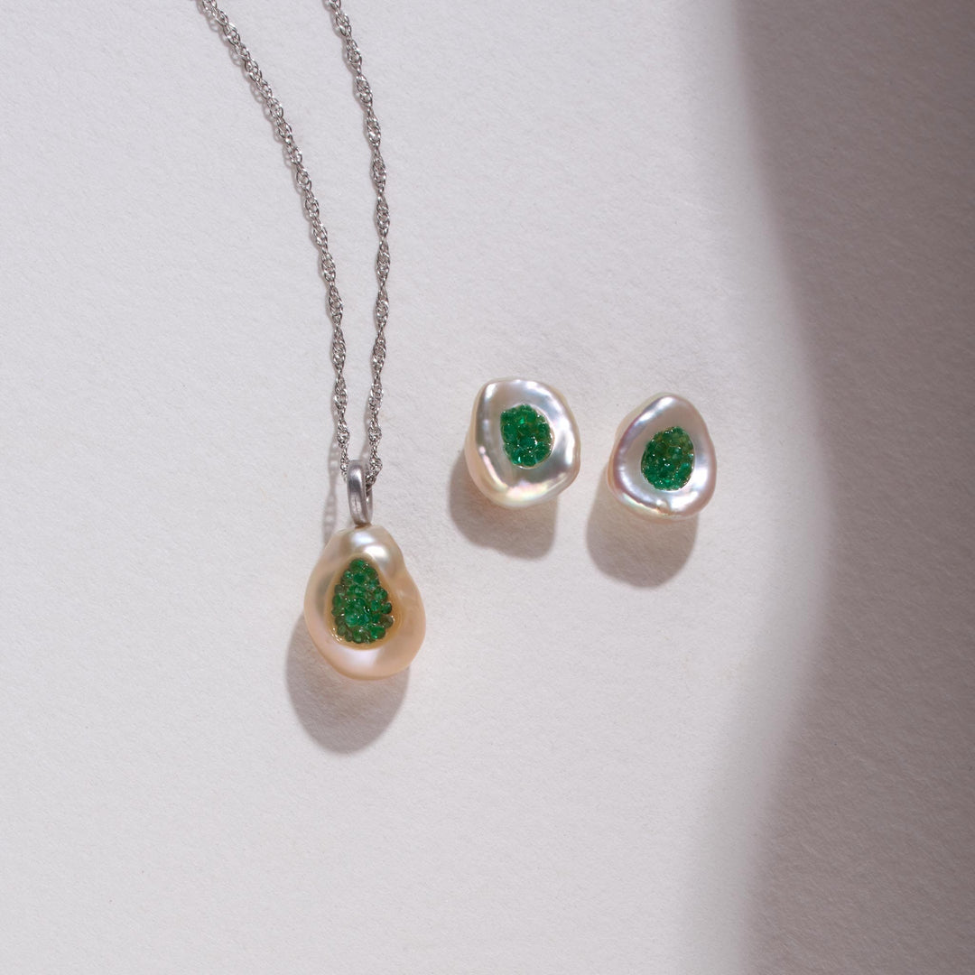 Piccolo Finestrino Collection Freshwater Pearl Pendant and Stud Earrings Set with Emerald