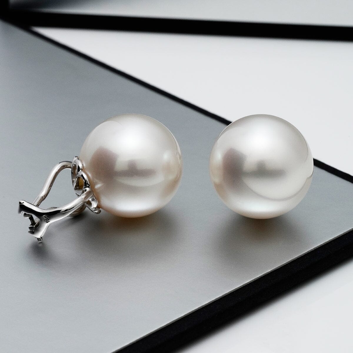 15.0–16.0 mm white South Sea pearl clip earrings
Gem-quality white South Sea pearls · 18K white gold · clip backs