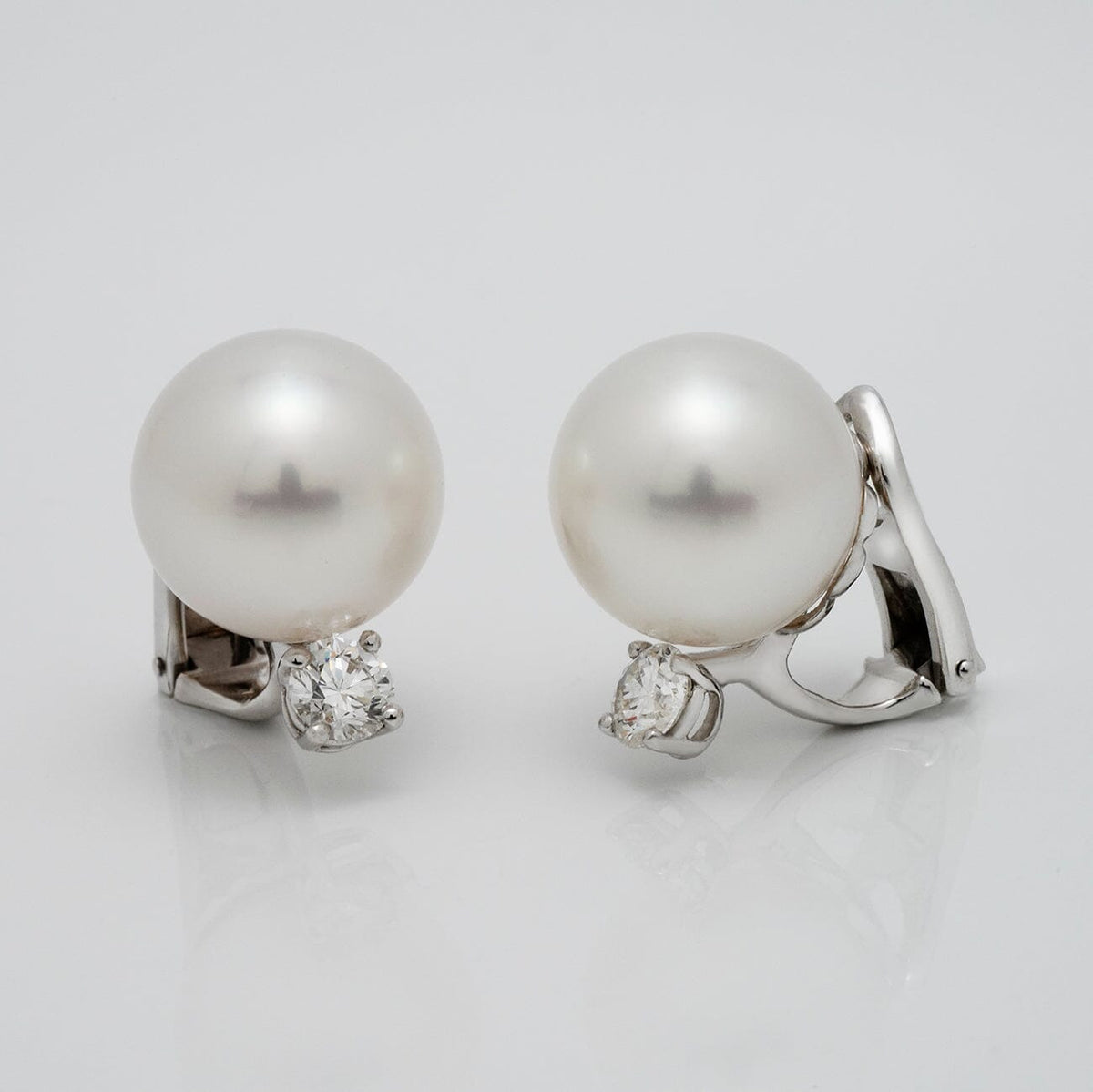 White South Sea pearl and diamond clip earrings
13.5 × 13.5 mm round pearls · 18K white gold · 2 diamonds (0.83 ctw) · clip backs