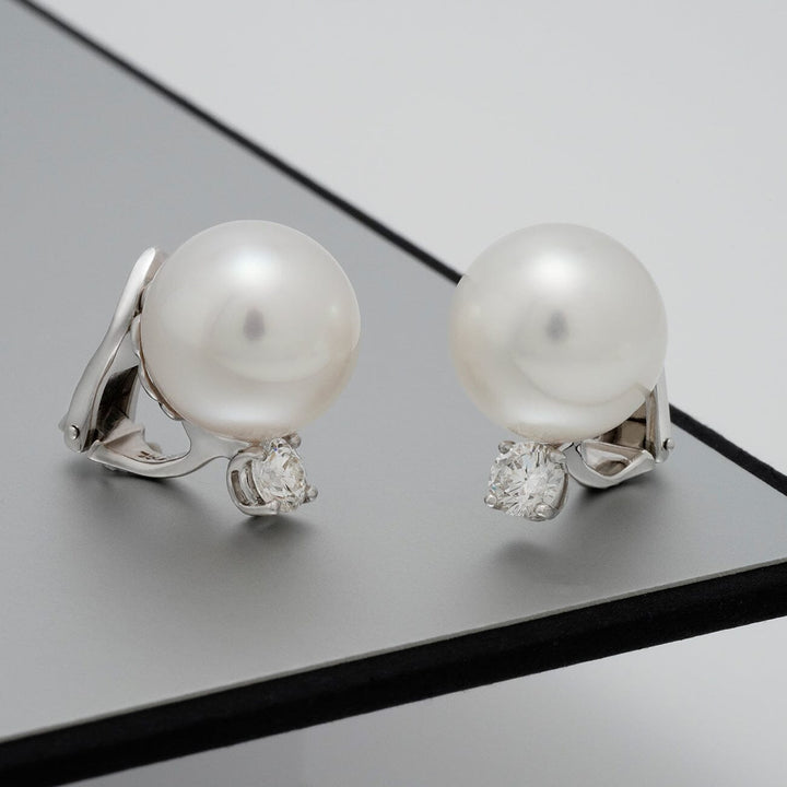 White South Sea pearl and diamond clip earrings
13.5 × 13.5 mm round pearls · 18K white gold · 2 diamonds (0.83 ctw) · clip backs