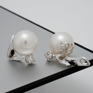 White South Sea pearl and diamond clip earrings
13.5 × 13.5 mm round pearls · 18K white gold · 2 diamonds (0.83 ctw) · clip backs