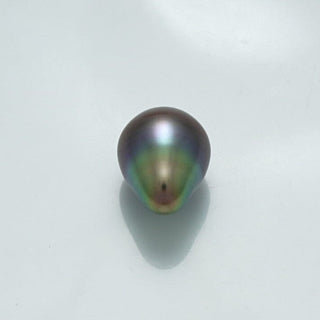 Single lustrous 13.6 x 10.5 mm Fijian Drop Pearl exhibiting deep metallic green and purple hues with a smooth, teardrop-shaped surface ideal for fine pearl jewelry.