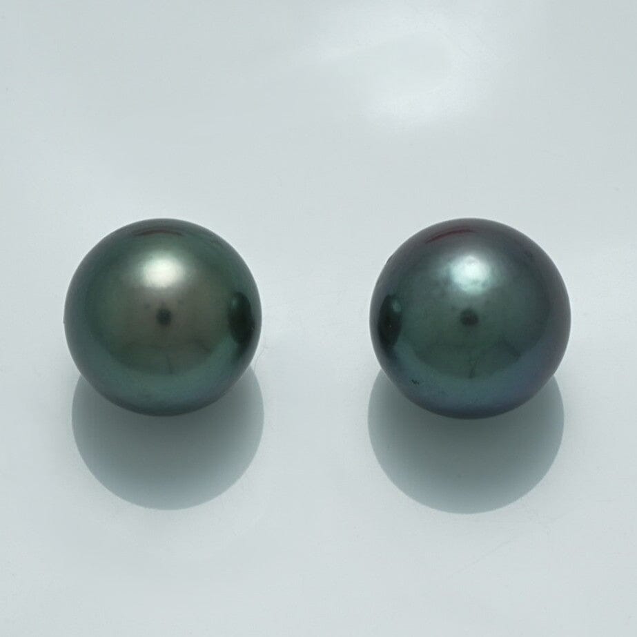13.5 x 13.5 mm and 13.7 x 13.7 mm Fijian Round Pearl Pair with lustrous dark green and blue-black hues, showcasing fine cultured pearl quality.
