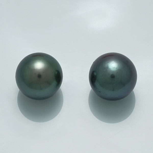 13.5 x 13.5 mm and 13.7 x 13.7 mm Fijian Round Pearl Pair with lustrous dark green and blue-black hues, showcasing fine cultured pearl quality.