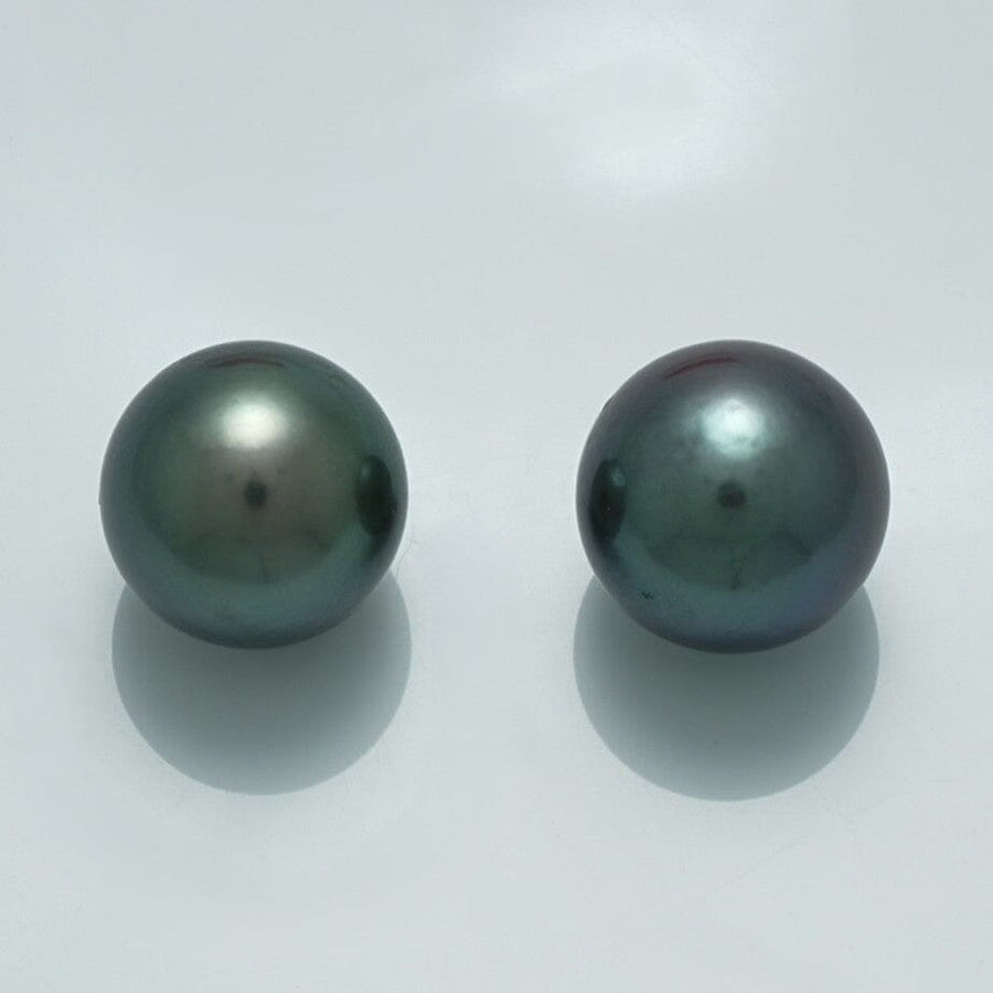 13.5 x 13.5 mm and 13.7 x 13.7 mm Fijian Round Pearl Pair with lustrous dark green and blue-black hues, showcasing fine cultured pearl quality.
