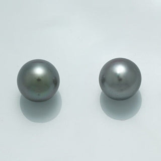 9.5 x 9.5 mm and 9.3 x 9.4 mm Fijian Round Pearl Pair featuring lustrous, natural dark grey pearls with subtle overtones, ideal for fine pearl jewelry.