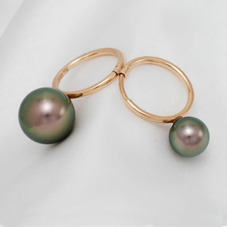 Assael Collection: 10.1 and 14.2 mm Tahitian Pearl Ring featuring two lustrous black and green pearls set on elegant polished gold bands.