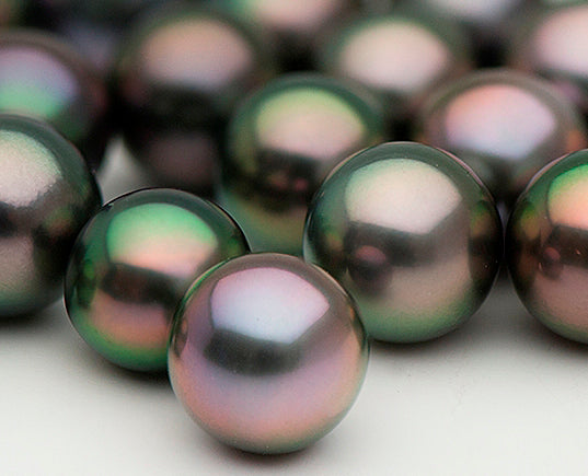 Round, intensely peacock loose Tahitian pearls