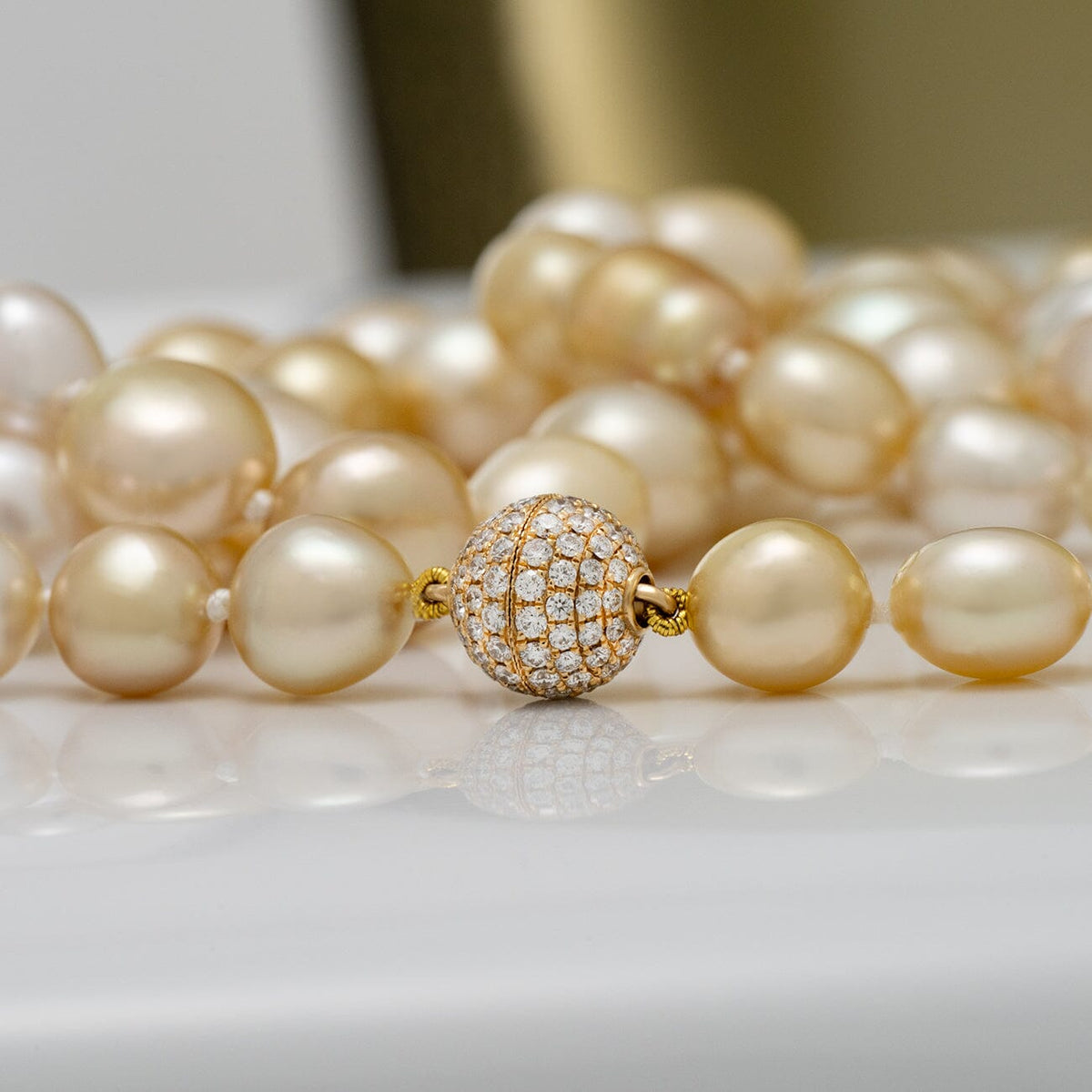 18K yellow gold diamond clasp (112 diamonds, 0.84 ctw)