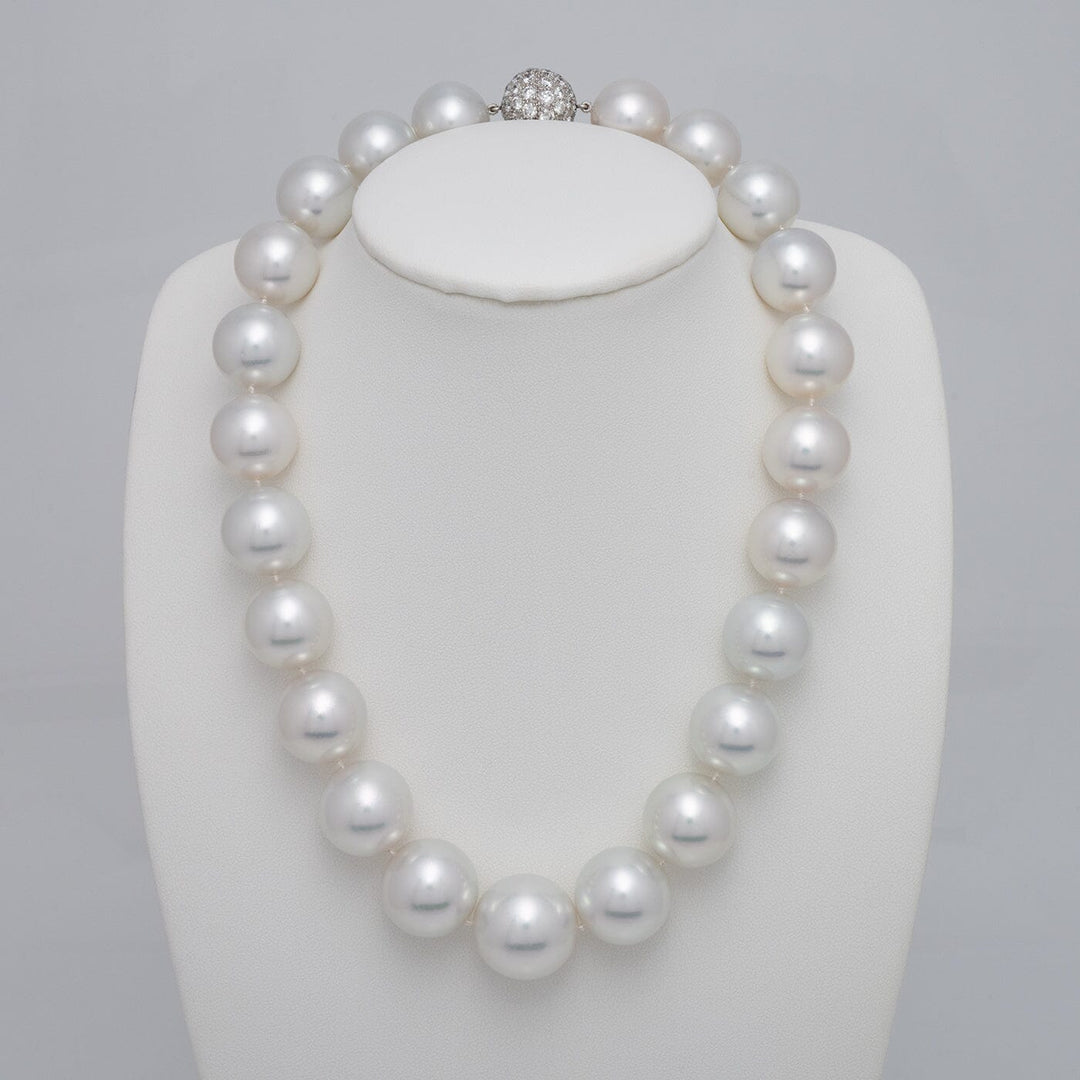 16.0–19.5 mm round South Sea pearl and diamond necklace
23 round South Sea pearls · 43.4 momme · approx. 16.75 inches
