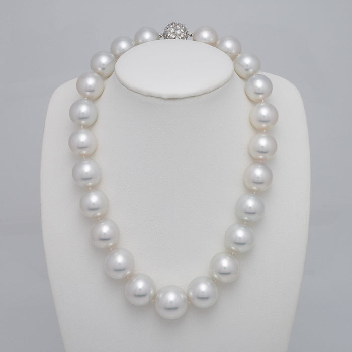 16.0–19.5 mm round South Sea pearl and diamond necklace
23 round South Sea pearls · 43.4 momme · approx. 16.75 inches