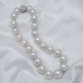 16.0–19.5 mm round South Sea pearl and diamond necklace
23 round South Sea pearls · 43.4 momme · approx. 16.75 inches