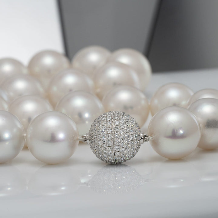18K white gold diamond ball clasp (244 diamonds, 3.43 ctw)