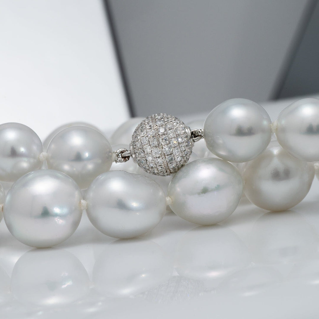 semi-baroque South Sea pearl necklace, 35 pearls 9.8–14.3 mm-Close up of clasp