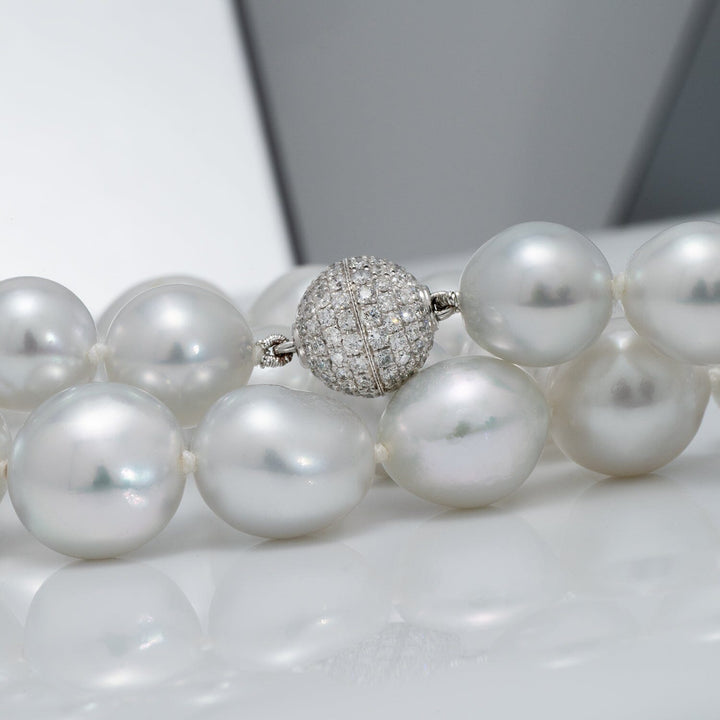 semi-baroque South Sea pearl necklace, 35 pearls 9.8–14.3 mm-Close up of clasp