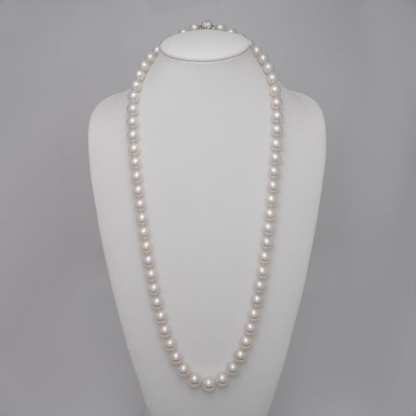 South Sea pearl necklace, 62 round pearls 12.0–14.0 mm, 49.9 momme. Superb luster, natural color on bust