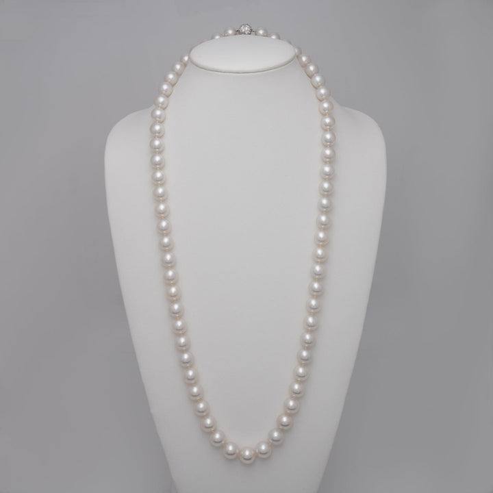 South Sea pearl necklace, 62 round pearls 12.0–14.0 mm, 49.9 momme. Superb luster, natural color on bust