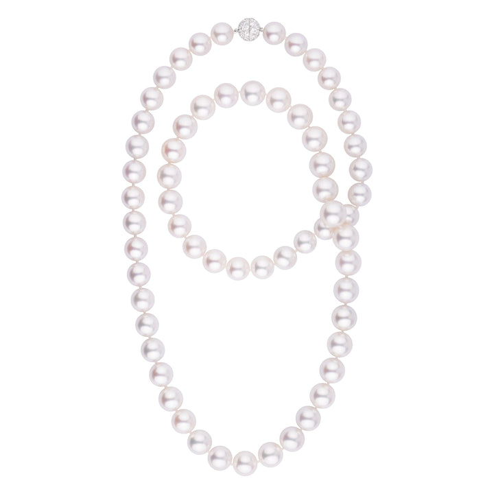South Sea pearl necklace, 62 round pearls 12.0–14.0 mm, 49.9 momme. Superb luster, natural color, platinum/18k WG diamond clasp.