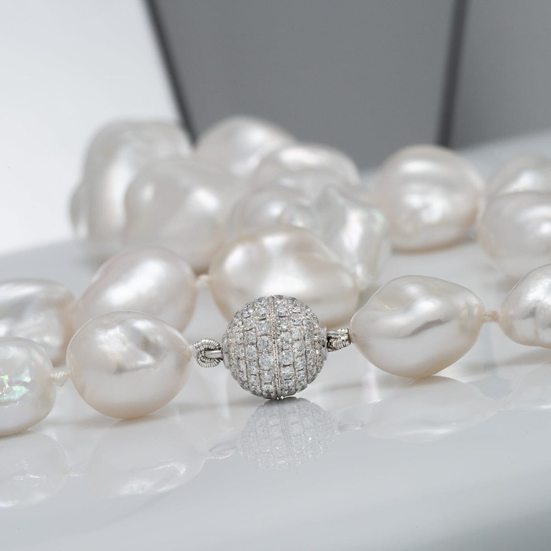 18K white gold diamond ball clasp (2.07 ctw)