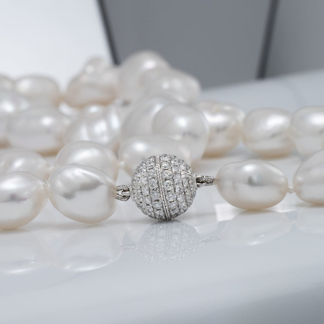 White South Sea Keshi Pearl Necklace, 31 pearls, 11.1–14.9 mm, 19.9 momme. Close-up on clasp