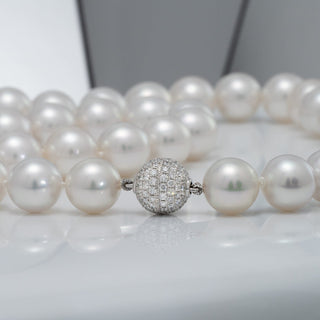 18K white gold diamond ball clasp (126 diamonds, 1.07 ctw)