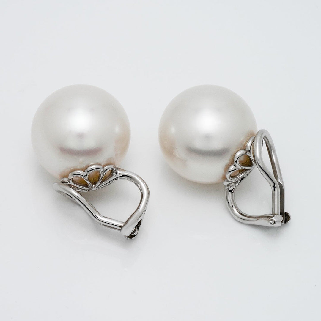 15.0–16.0 mm white South Sea pearl clip earrings
Gem-quality white South Sea pearls · 18K white gold · clip backs