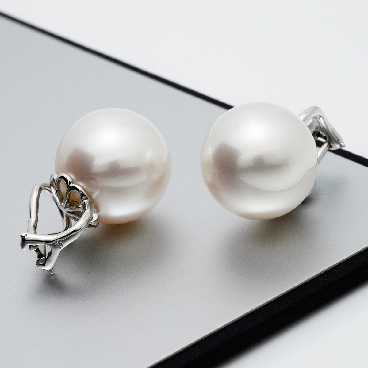 15.0–16.0 mm white South Sea pearl clip earrings
Gem-quality white South Sea pearls · 18K white gold · clip backs