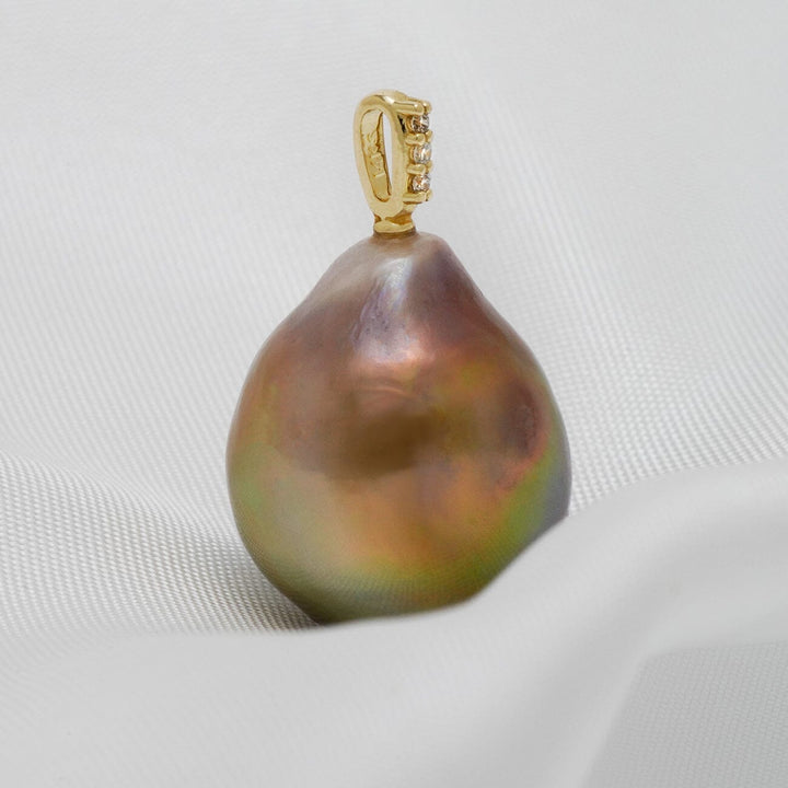 KP-29: 13.4 x 15.6 mm Japan Kasumi 14K Gold & Diamond Pendant