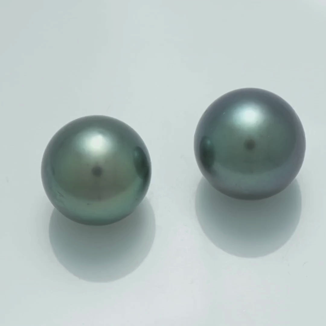 13.5 x 13.5 mm and 13.7 x 13.7 mm Fijian Round Pearl Pair