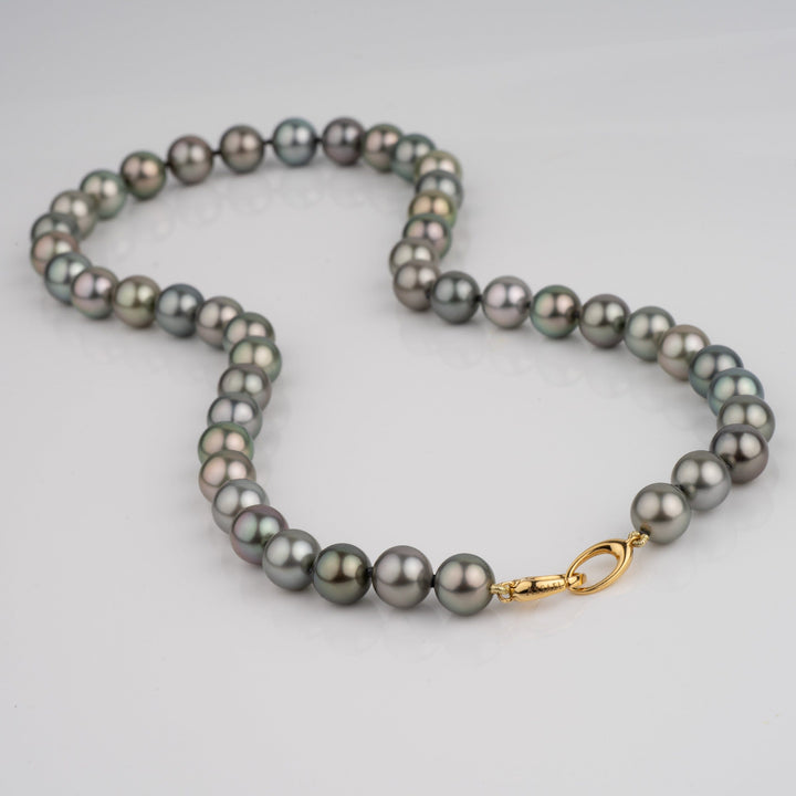 Gem grade Tahitian necklace with medium dark green bodycolor and pistachio, blue, and aubergine overtones. Round 8.0–9.3 mm pearls, natural color, finished with an 18k yellow gold clasp.