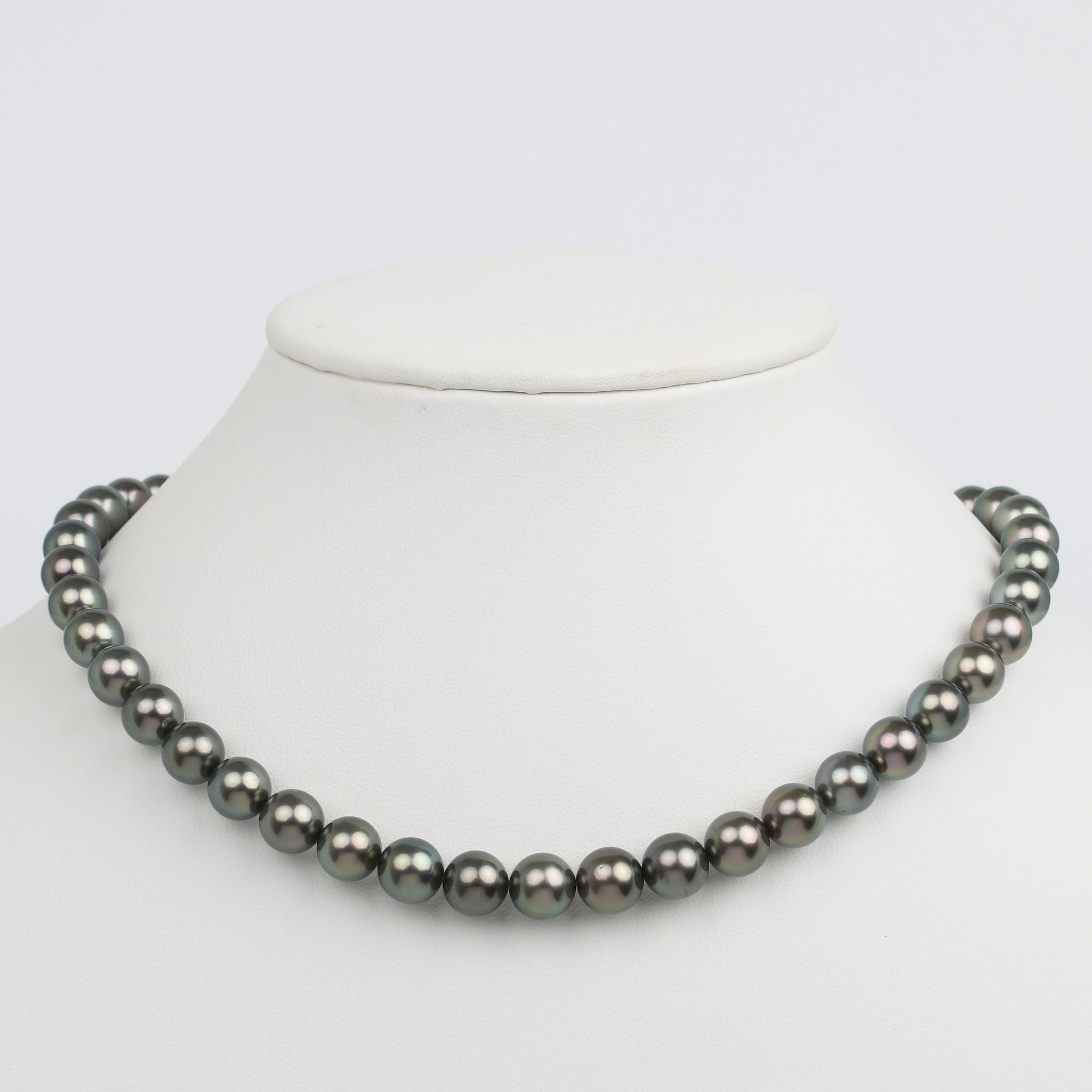 18-inch 9.0-9.9 mm AA+/AAA Round Tahitian Pearl Necklace bust view