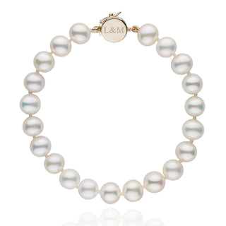 Personalized 7.5-8.0 mm AAA White Freshwater Pearl Circle Clasp Bracelet featuring lustrous white pearls and a polished gold circle clasp engraved with initials L&M